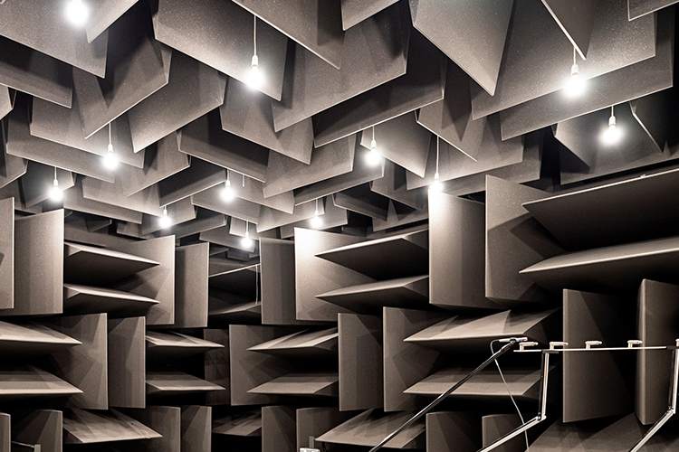 Fuldt lyddødt rum (Anechoic Chamber) med grå kiler og led belysning