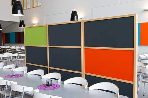 Kontorstøjskærm i flere farver placeret i kantine