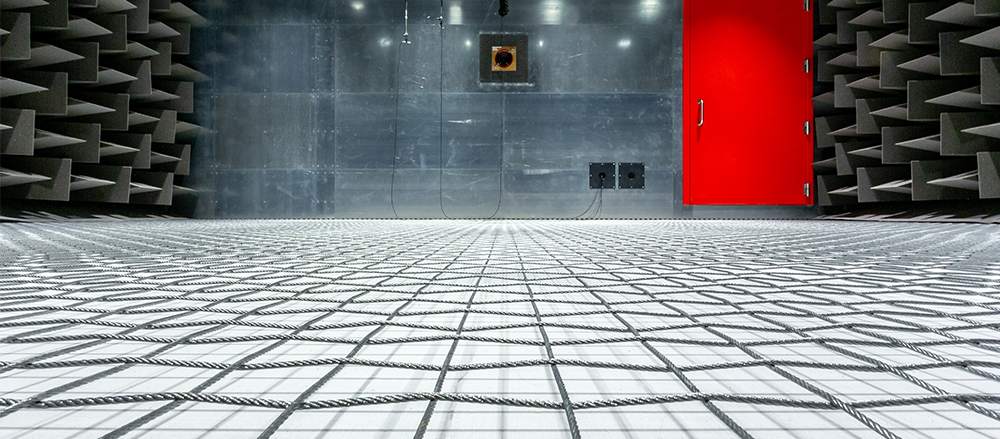 Akustiske kiler under det hævede wire floor i et Anechoic Chamber