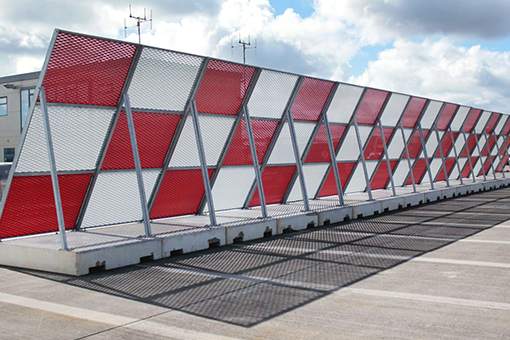 Mesh type Jet Blast Barrier ændrer retningen på afkastet fra jetmotorer