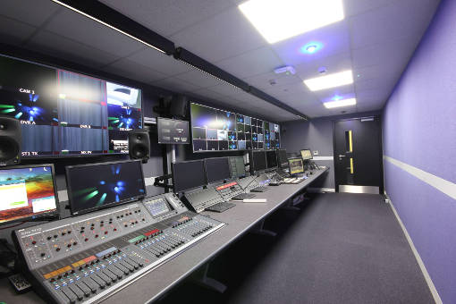 Kontrolrum med kontrolpaneler til tv og lyd produktion
