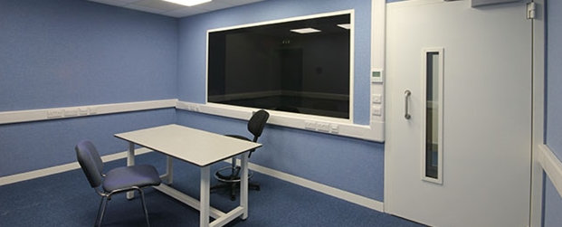 lydtæt lokale til forhør med bord og stole